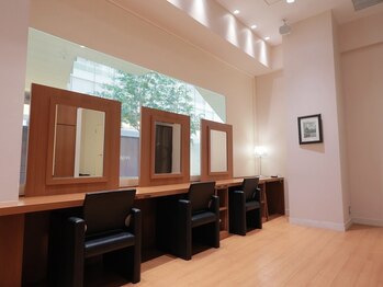 モッズ ヘア みなとみらい店(mod's hair)の写真/駅からすぐの好立地で、お仕事帰りにも通いやすい。忙しい方も時間を有効活用！