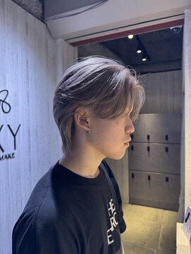 アクシー ヘアーアンドメイク(AXY HAIR&MAKE) シルバーベージュミルクティーベージュ毛流れショートブロンド