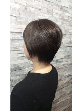 大人女性のシャープなショートカット