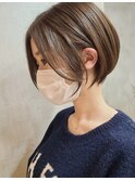 横浜西口白髪染めショートヘアタッセルボブミルクティーベージュ