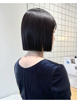 ホロ(hollo) 黒髪_切りっぱなし_タッセルボブ_ミニボブ