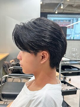 トゥイン 八王子(TWIN) メンズ刈り上げセンターパートフェザーパーマブルーブラック