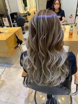 ジーナ セントラル銀座(Zina) バレイヤージュ＊ミルクティーアッシュ【ZinaCENTRAL】