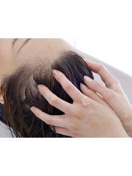 人気のマイクロバブルで、頭皮と髪の潤いを高めてくれる♪思わず眠ってしまうような至福のひと時を☆