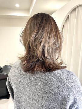 イチエ(icie) ミディアムレイヤー×透明感ベージュカラー