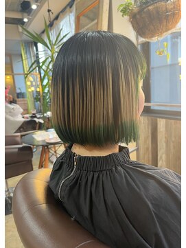 ビハインドザカーテン(BEHIND THE CURTAIN) 裾カラー×グリーン×ボブ