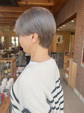 ジジ プラス デザイン(GIGI＋design) グレージュショート