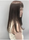 ロングヘアにポイントで柔らかさをプラス