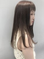 ロングヘアにポイントで柔らかさをプラス