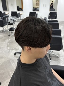 ヒュイル バイ ニアウ(Hwyl by Niau) メンズカットパーマセンターパートニュアンスパーマ刈り上げ