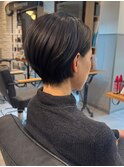 タイトシルエットの艶ショート