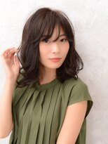 ミックスカールとグレージュで作る大人美人なセミロングスタイル