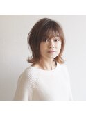 毛先に軽さをプラスした大人ストレート
