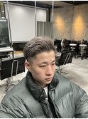 七三アップバングシルバーハイトーンカラー短髪束感