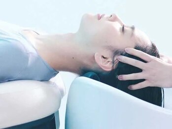 コンフィー(comfy)の写真/《ヘッドスパ》ゆったりとした個室空間で癒しのスパTime…♪頭皮環境を整え髪の芯から潤う艶髪を叶えます◎