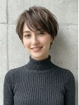 【グレージュカラー】柔らかさと品を纏う大人ショート