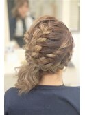 編み込みとねじりのサイドアップ