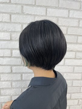 アッシュ 稲田堤店(Ash) イヤリングライトブルー×丸みショートボブ