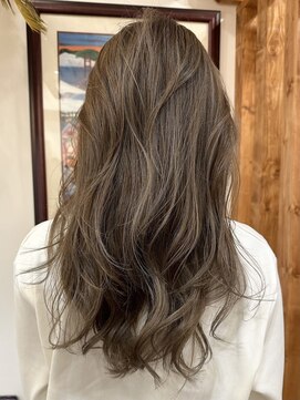 ルイ(ROUIS produced by LUCK 津田沼) 白髪ぼかしハイライト/レイヤーカット/ベージュ/ブラウン