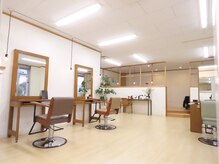 アルベリー ヘアアンドスパ 浜松領家店(ALBELY hair&spa)の雰囲気（清潔感のある店内は、ナチュラルな家具で癒されます。）