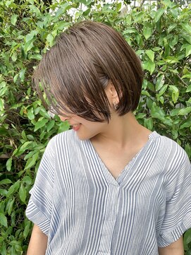 ミィ 表参道(mee.) 【mee.】ハセガワヒトシ　前下りストレート丸みショート