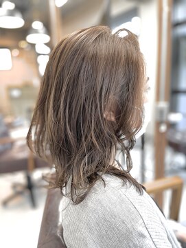 メル(Mel) 20代30代40代おすすめ☆伸ばしかけ外はねミディ☆