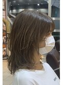 寒色系カラーで大人可愛いミディアムスタイル