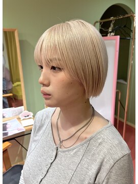 エマ(emma) ぱっつんbob×ホワイト×ミルクティーベージュ