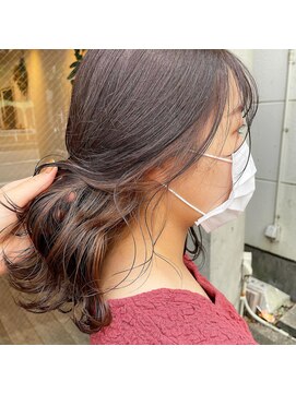 コマド(Comado) いつものスタイルにインナーカラーでオシャレにベージュカラー