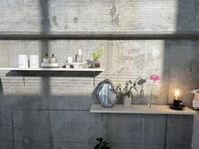 リロ(RiLo)の雰囲気（コンクリートを基調とした内装で家具、小物にこだわっます。）