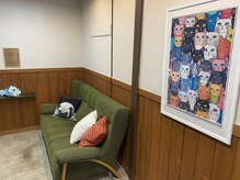 レイ(Rey)の雰囲気（高級家具と猫ちゃんが迎える待合スペース）
