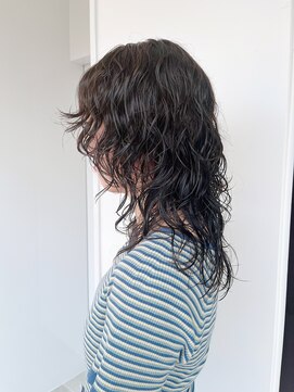 ホロ(hollo) レイヤーウルフカットくるくるパーマウェーブミディアム
