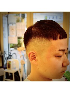 バーニーズ バーバークラブ(BARNEYS BARBER CLUB) クロップフェードスタイル