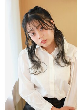 ピース(piece) プラチナブロンドバレイヤージュ　ハーフツインアレンジ