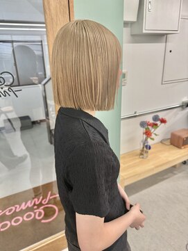 ヒビヲ 天神警固(HIBIO) ショートボブ切りっぱなしボブタッセルボブブリーチダブルカラー