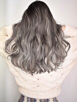 ルーヴェ(LOWE)&nbsp;外国人バレイヤージュ×ホワイトアッシュのナチュラル巻き