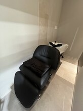 フルフラットな【ヘッドスパルーム】癒しの音楽と香りが五感を刺激する♪