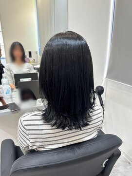 リラ(Rira) ブルーブラック×レイヤーカット