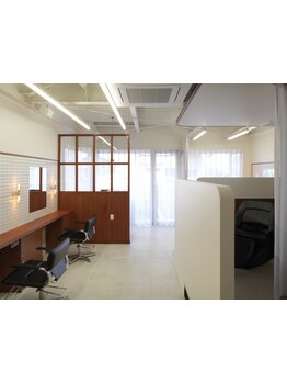 大きな店舗やスタッフ人数の多いサロンが苦手なお客様のために半個室のスペースもご用意しています◎