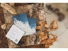 蔦の雰囲気（白い壁と心地良い音楽の小さな2階建てのsalonとgallery）