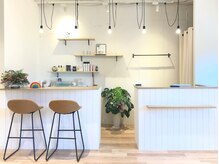 キラヘアー(KIRRA HAIR)の雰囲気（カフェのような落ち着けて話ができる受付スペース☆）
