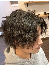 ボサっとした無造作感でマッシュヘアをランクアップ！強めスパイラルパーマ〈ロング〉