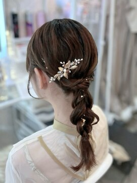 アトリエビューティーアミュ(atelier beauty AmU) 結婚式 二次会 お呼ばれ 編みおろしポニー 金箔 華やかアクセ