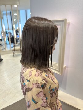 ラッド(Rad) 肩ラインぱつボブ　赤みなしベージュカラー.