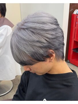 テンバイリップスヘアー(TEN by LIPPS hair) ホワイトシルバーアッシュエンドカラーツーブロラウンドショート