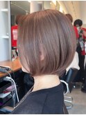 横浜西口白髪染めショートヘアタッセルボブミルクティーベージュ