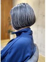 ビミュ(vimu)&nbsp;白髪ぼかしと前下がりボブ [ショート/パーマ/三宮/元町/縮毛矯正