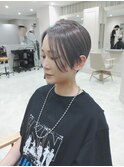 前髪なしの前下がりショートボブです。