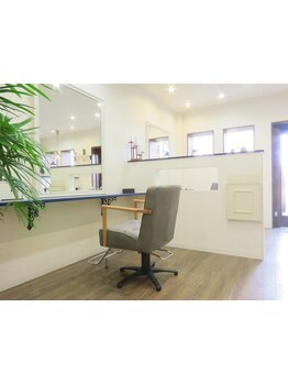 2席のみのプライベート空間で貴方だけのサロンタイムをお届け。日常を忘れ癒しのひと時を。