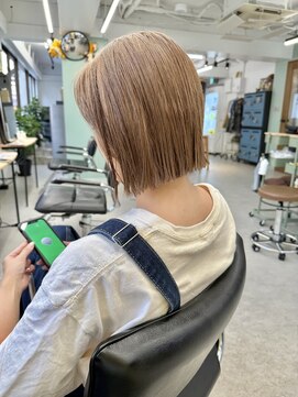 ヒビヲ(HIBIO) ショートボブ切りっぱなしボブタッセルボブリタッチカラー横浜